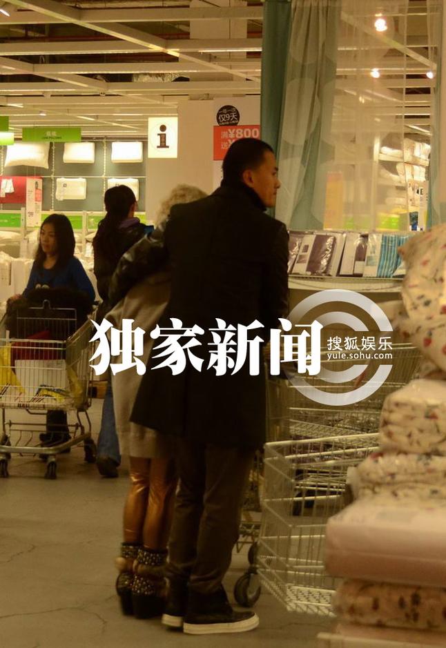 何潔與男友逛家居店高調摟抱