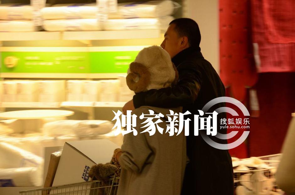 何潔與男友逛家居店高調摟抱