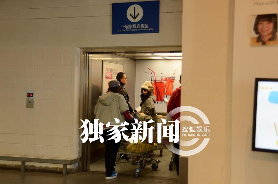 何潔與男友逛家居店高調摟抱