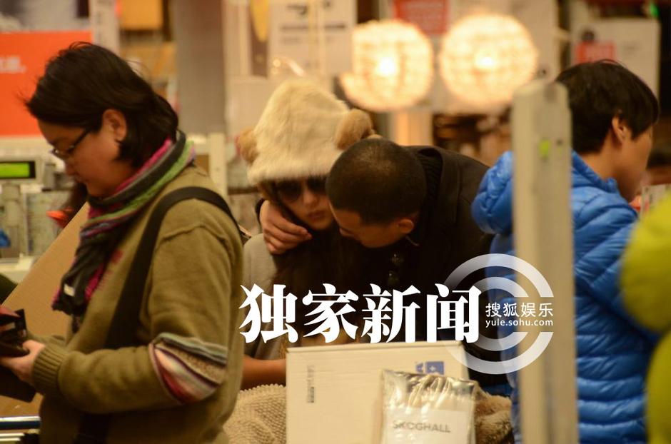 何潔與男友逛家居店高調摟抱