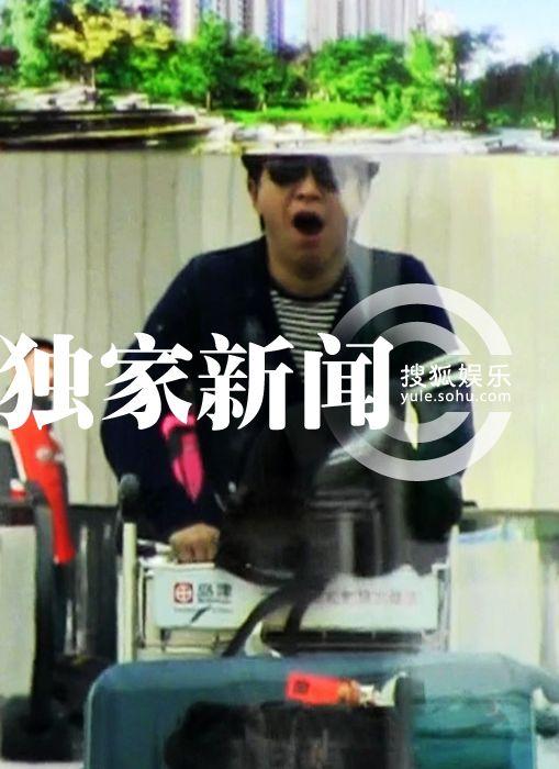 黃渤袁泉同日抵京 機場熱聊