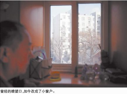 青島昔日鬼子炮樓現住5戶人 槍眼窗厚石墻歷74年滄桑