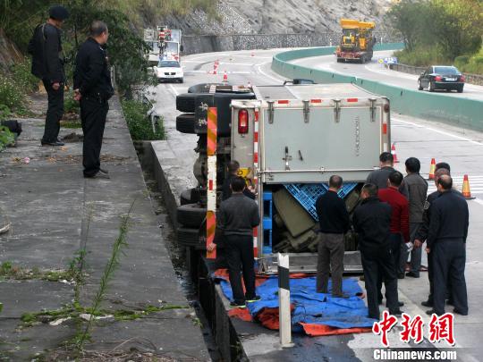 運鈔車高速路側(cè)翻