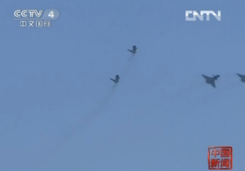 中國首批殲擊機女飛駕殲10執行空地打擊任務