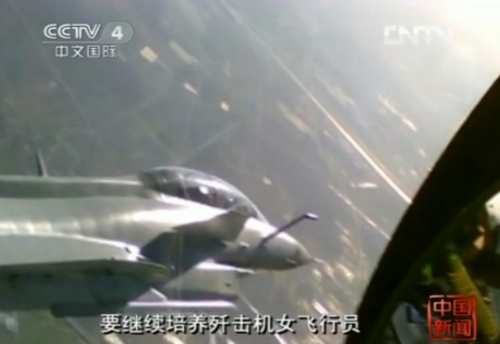 中國首批殲擊機女飛駕殲10執行空地打擊任務