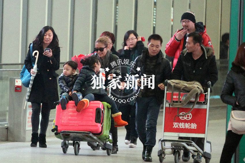 章子怡抵京撒貝寧接機 同回公寓秀恩愛