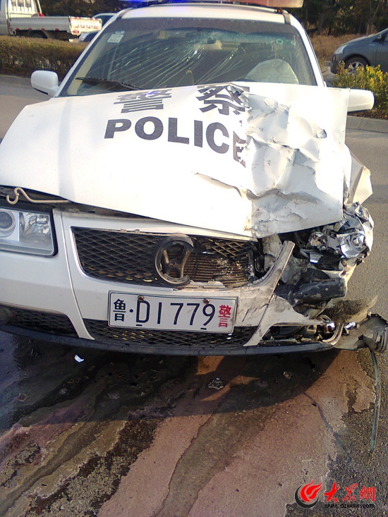肇事后被棄在現(xiàn)場(chǎng)的警車(chē)。