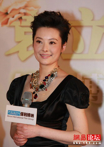 女星胸光側漏 看誰漏得恰到好處
