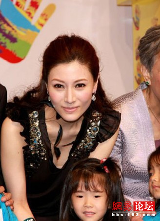 女星胸光側漏 看誰漏得恰到好處