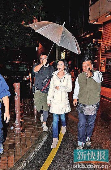 葉玉卿復(fù)出，豪門(mén)婦架勢(shì)足