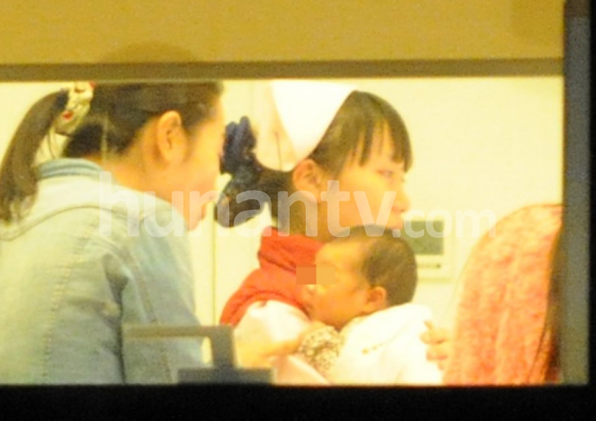 李小璐現身抱愛女復查