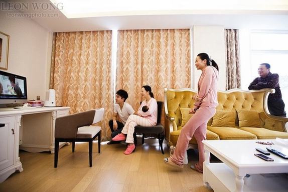 李小璐產后一家三口私密照曝光 賈乃亮寸步不離伺候月子