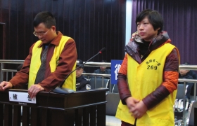 12月10日，衡陽(yáng)市中級(jí)人民法院，顧湘陵（左）和妻子吳利君當(dāng)庭接受庭審。圖/通訊員李建輝