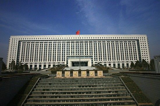 濟南龍奧大廈，位于濟南經(jīng)十東路奧體中心，建筑面積37萬平米，造價40億，里面走廊周長為1公里，有40多部電梯，光電話和電腦信息點插座就有45000個。