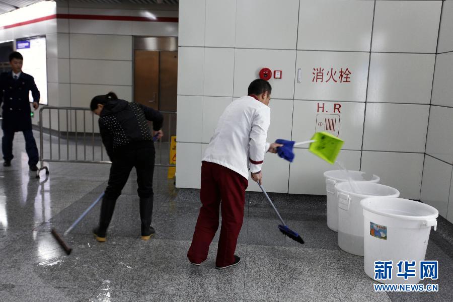 #（晚報）（2）杭州地鐵武林廣場站出現漏水現象