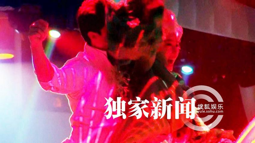 范冰冰片場(chǎng)大跳騎馬舞 瘋狂露腿尖叫