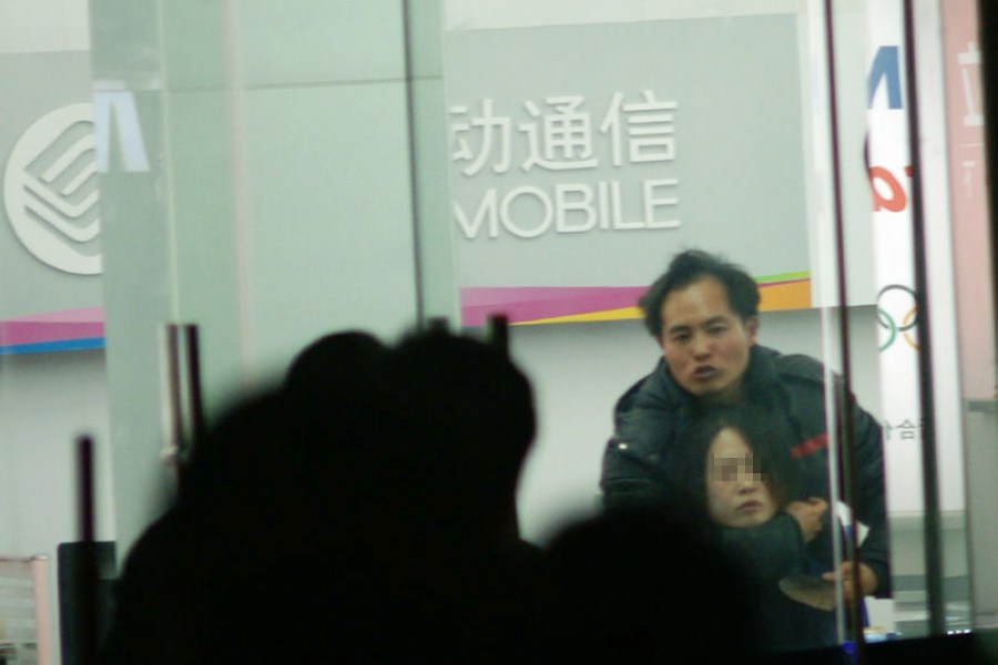 江蘇一男子搶劫珠寶店并挾持人質 特警破門制服