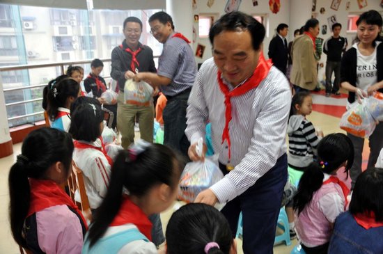 時任重慶市北碚區區委書記雷政富參加小學活動(資料圖)
