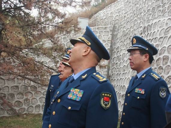 資料圖：空軍首長瞻仰空軍英雄紀念墻。