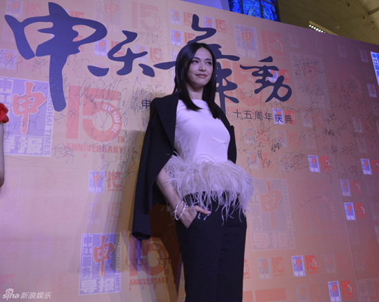 姚晨婚后首次公開(kāi)亮相 巧遮小腹