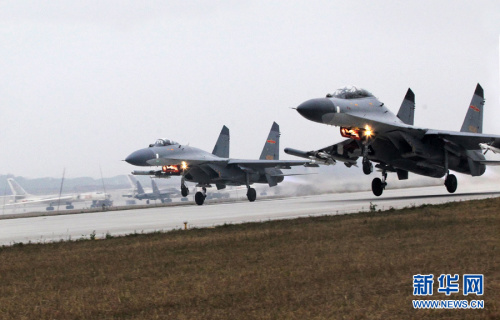 戰機在雙跑道機場快速起飛。包梓成 攝