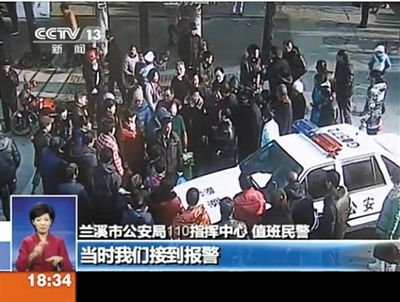 浙江蘭溪，警車遭到“全能神”教徒圍堵。央視視頻截圖