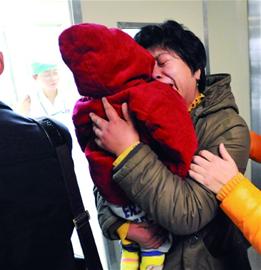 在青治療效果不明顯韓通寶和兒童福利院工作人員帶孩子去北京協和醫院治療今天上午專家會診
