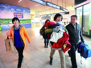 在青治療效果不明顯韓通寶和兒童福利院工作人員帶孩子去北京協和醫院治療今天上午專家會診