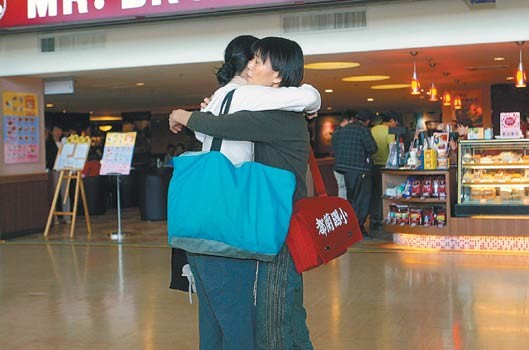 2009年4月29日，馬唯中搭機赴紐約，母親周美青與馬唯中在機場深情擁抱。