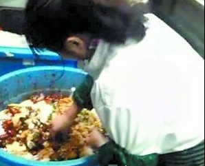 網曝店家潲水桶里撈辣椒 回收利用做麻辣香鍋