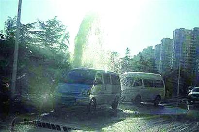 撞斷消防栓路邊噴泉沖高七米 松樹洗澡結冰掛