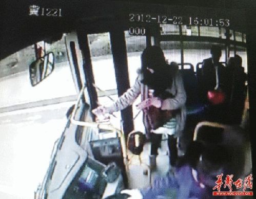 公交車監控顯示女子將百元鈔票一張一張投進投幣箱。