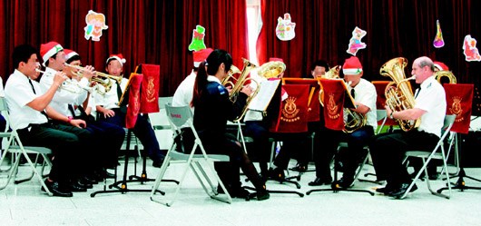 20名少年到士林地方法院演奏圣誕歌曲，掌聲如雷。 臺(tái)灣《聯(lián)合報(bào)》