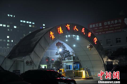 圖為24日晚上，一名遇難孩童家屬向記者講訴事故發生經過。 劉占昆 攝