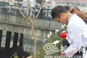 幾天來，不斷有永康市民自發來到救人現場祭奠。