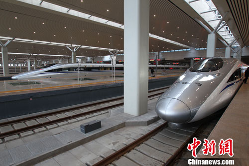 12月26日，河南鄭州，即將發車的京廣高鐵。當日，世界上運營里程最長的高速鐵路京廣高鐵正式開通運營，全程2298公里，全線設計時速350公里。中新社發 王中舉 攝