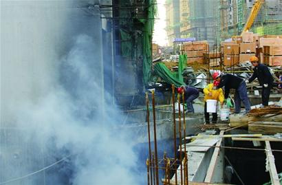 在建工地突“發火”濃煙躥起幾十米