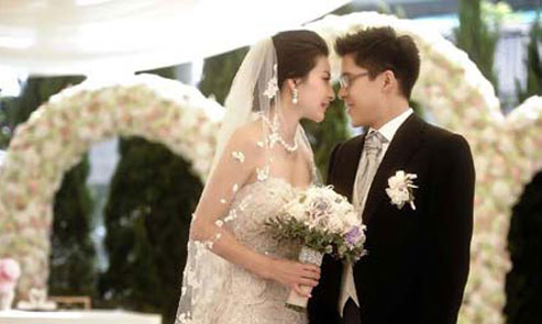 傳郭晶晶婚姻亮紅燈 霍啟剛與嫩模吳婷演“海戰門”