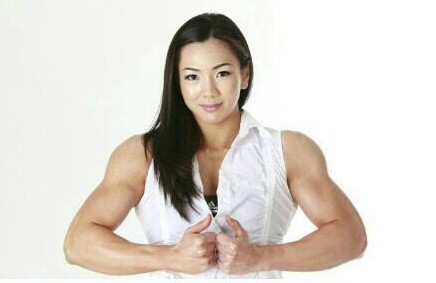 蘿莉肌肉女池妍玉現身國內節目 現場輕松托起男嘉賓