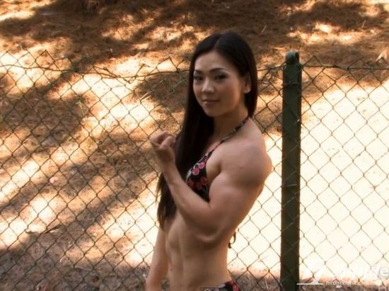 蘿莉肌肉女池妍玉現身國內節目 現場輕松托起男嘉賓