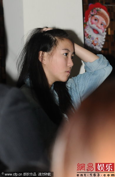 王菲女兒竇靖童現身粉絲派對 