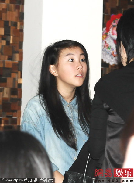 王菲女兒竇靖童現身粉絲派對 