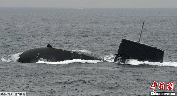 資料圖：日本海上自衛隊潛艇浮出水面。