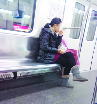 有乘客在地鐵車廂進(jìn)食。 @我是善良的佩佩 攝