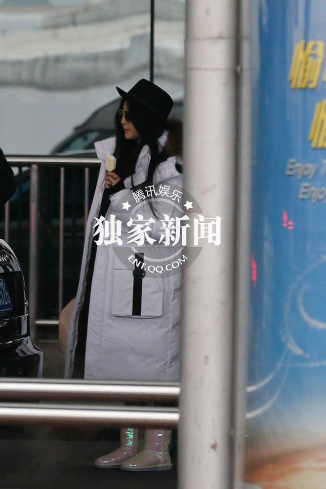 范冰冰機場吃冰棍似“雪人” 雙唇輕抿顯嬌羞