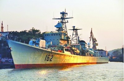 原文配圖：正在廣州黃埔造船廠等待改裝的162“南寧”號驅逐艦。