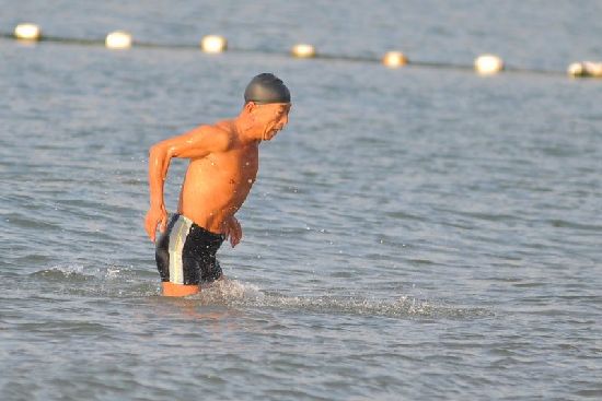 前海一線海水結冰 極寒天難擋冬游健將