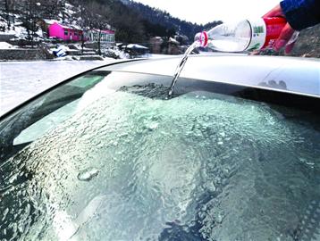北九水驚現小北極 水澆玻璃一秒鐘成冰