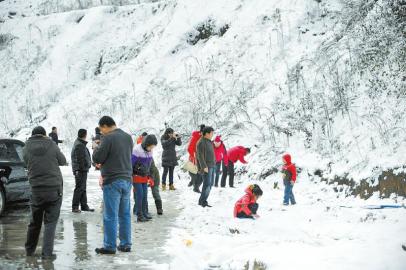 乘客在土山崗?fù)＼噮^(qū)休息時(shí)拍照賞雪。張磊攝