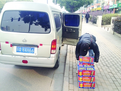 暗示違法司機“買椰奶可免處罰” 南京“椰奶交警”被迅速停職